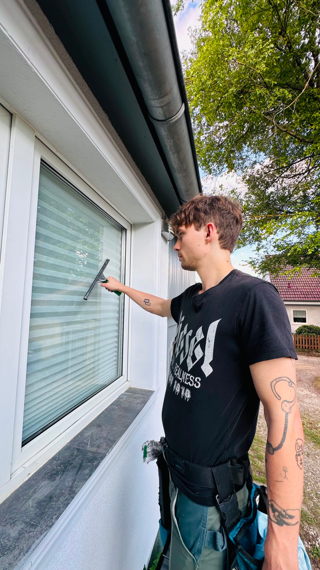 Vitrea Glasreiniger reinigt streifenfrei ein Fenster in Berlin